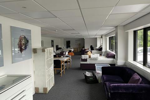 Warehouse to rent, Millshaw Park Ave Leeds LS11 0LR
