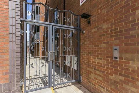 Retail property (high street) to rent, 21A Buckingham St Aylesbury HP20 2LA
