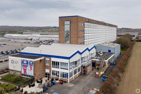 Distribution warehouse to rent, Garsington Rd Oxford OX4 2PG