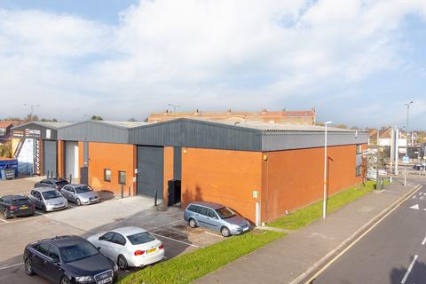Distribution warehouse to rent, Fullers Way S Chessington KT9 1DQ
