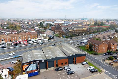 Distribution warehouse to rent, Fullers Way S Chessington KT9 1DQ