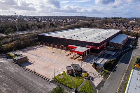 Distribution warehouse to rent, Lister Rd Runcorn WA7 1SW