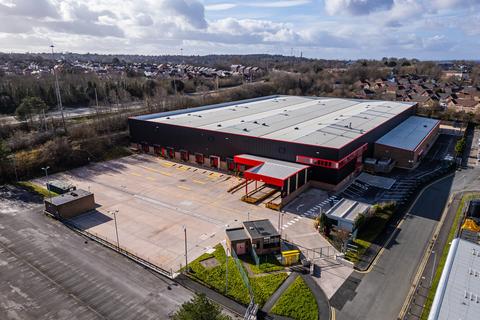 Distribution warehouse to rent, Lister Rd Runcorn WA7 1SW