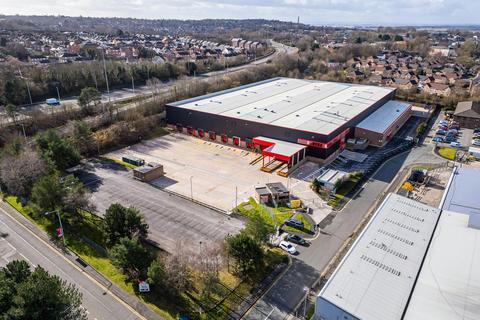 Distribution warehouse to rent, Lister Rd Runcorn WA7 1SW