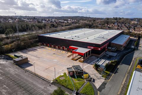 Distribution warehouse to rent, Lister Rd Runcorn WA7 1SW