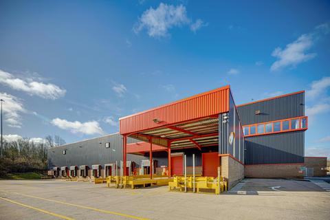 Distribution warehouse to rent, Lister Rd Runcorn WA7 1SW