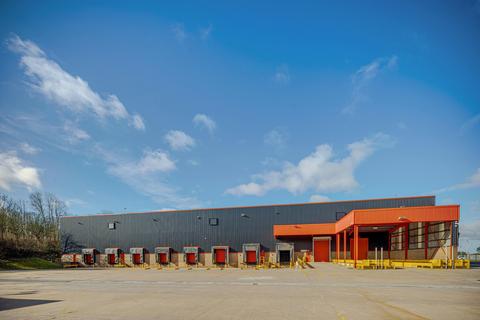 Distribution warehouse to rent, Lister Rd Runcorn WA7 1SW