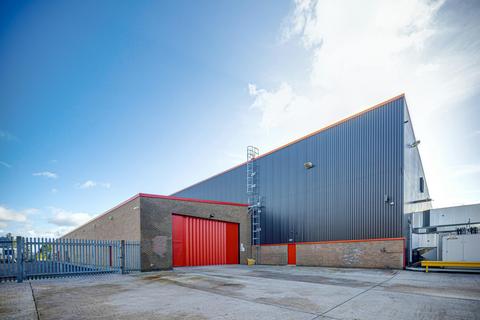 Distribution warehouse to rent, Lister Rd Runcorn WA7 1SW