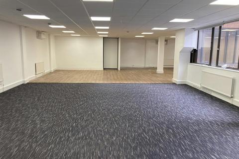 Office to rent, Buckingham St Aylesbury HP20 2NQ