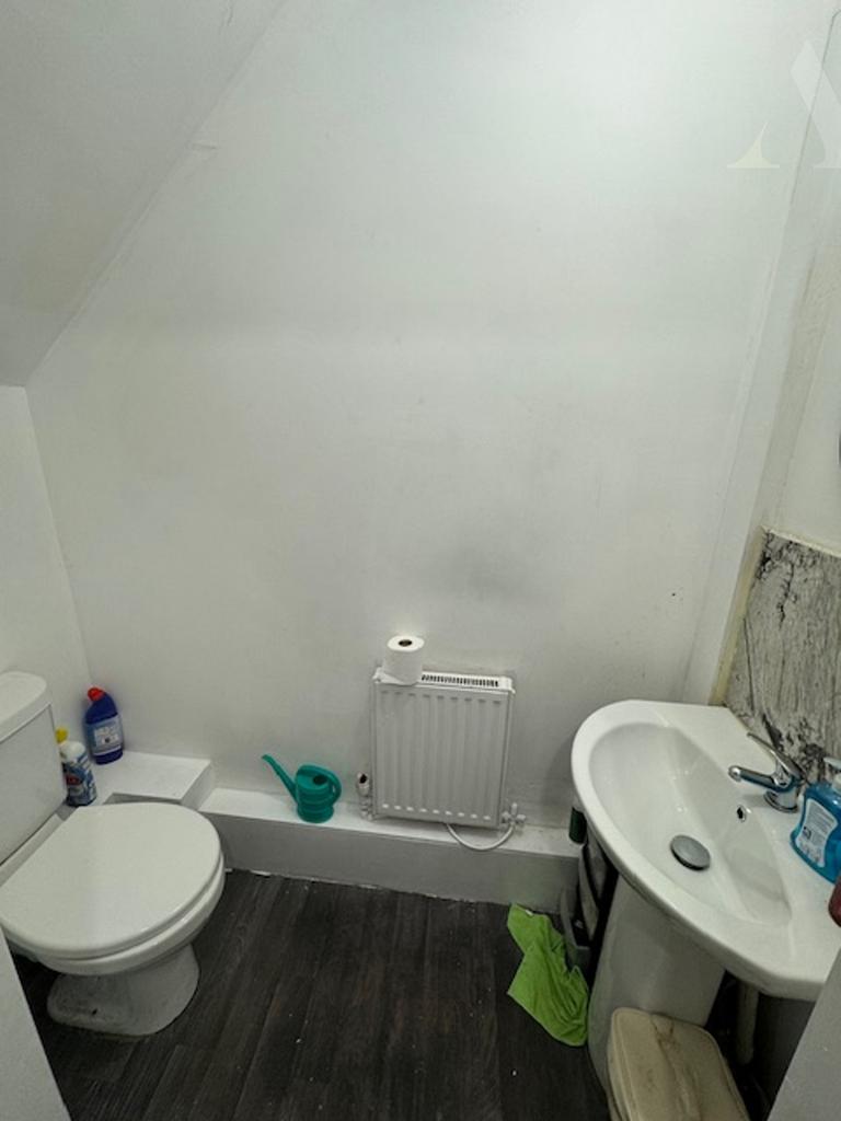 7 Azalea guest wc