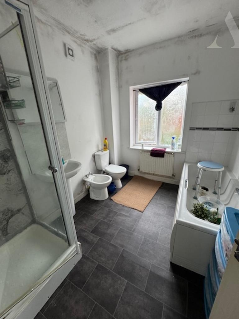 7 Azalea bathroom