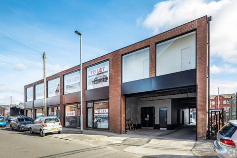 Distribution warehouse to rent, 147 Cheetham Hill Rd Manchester M8 8LY
