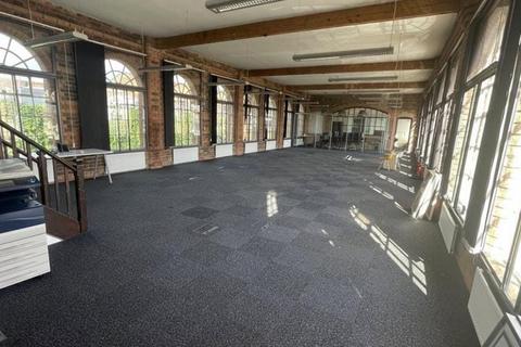 Distribution warehouse to rent, Warstone Ln Birmingham B18 6NG