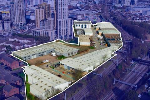 Distribution warehouse to rent, Victoria Rd London W3 6UU
