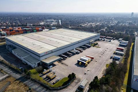 Distribution warehouse to rent, Fraser Pl Manchester M17 1ED