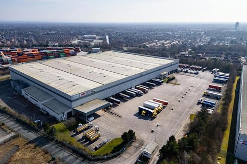 Distribution warehouse to rent, Fraser Pl Manchester M17 1ED