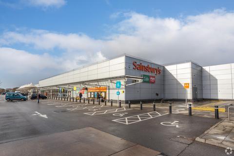 Shop to rent, Colchester Av Cardiff CF23 9XN