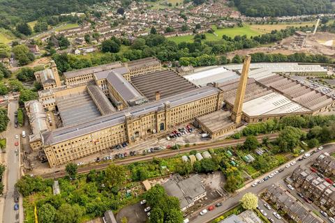 Mixed use to rent, Station Appr Shipley BD18 3LA