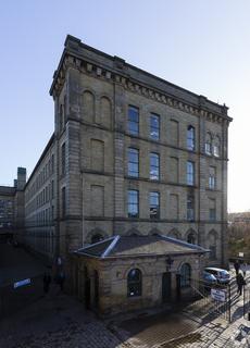 Mixed use to rent, Station Appr Shipley BD18 3LA