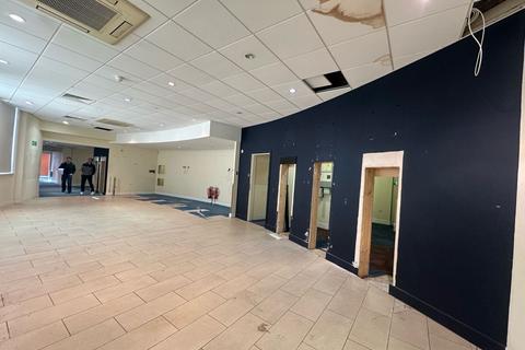 Retail property (high street) to rent, 41 Market Pl Newark NG24 1EJ