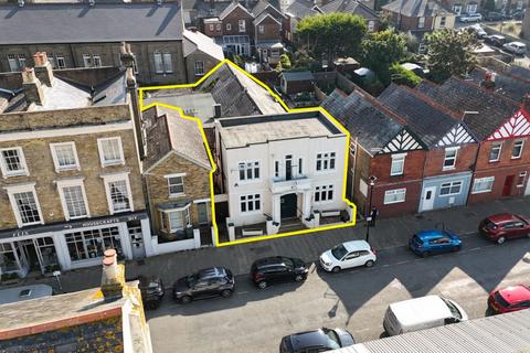 Mixed use for sale, 11 Clarence Rd East Cowes PO32 6EP