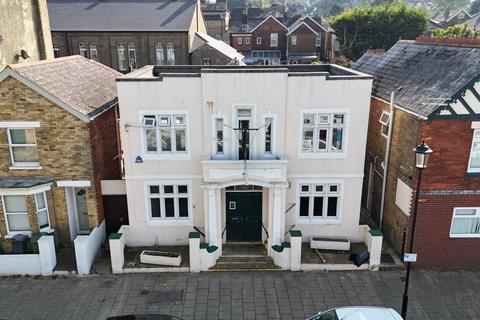 Mixed use for sale, 11 Clarence Rd East Cowes PO32 6EP