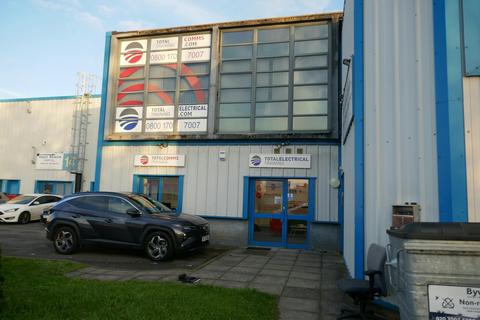 Distribution warehouse to rent, Barrows Rd Harlow CM19 5FN