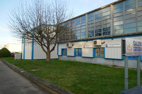 Distribution warehouse to rent, Barrows Rd Harlow CM19 5FN