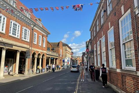 Retail property (high street) to rent, 33 The Borough Farnham GU9 7NJ