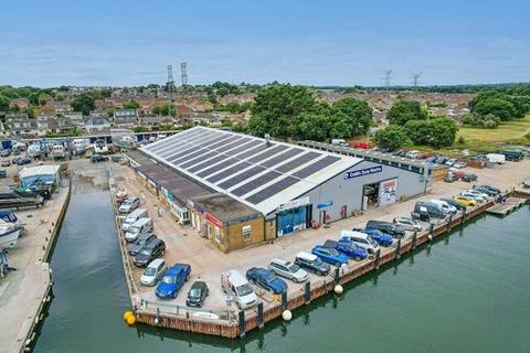Warehouse to rent, Woodlands Av Poole BH15 4EL