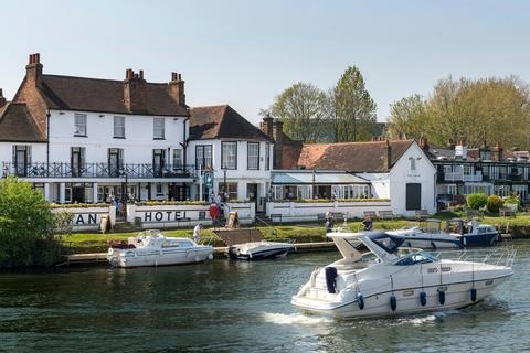 Office to rent, Market Sq Staines TW18 4RH