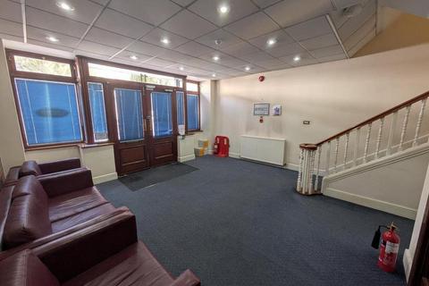 Office to rent, 9-15 Windsor St Chertsey KT16 8AY