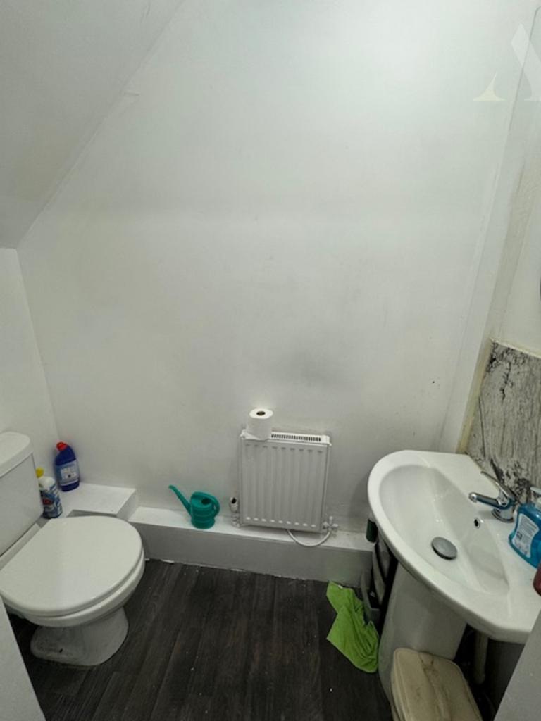 7 Azalea guest wc