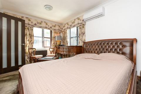 1 bedroom coach house for sale, Hawkwood Close, Rochester, Kent