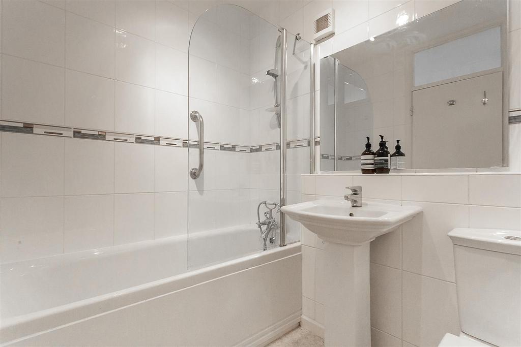 En-Suite Bathroom (Bedroom One)