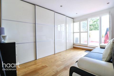 3 bedroom end of terrace house for sale, Second Avenue, Dagenham