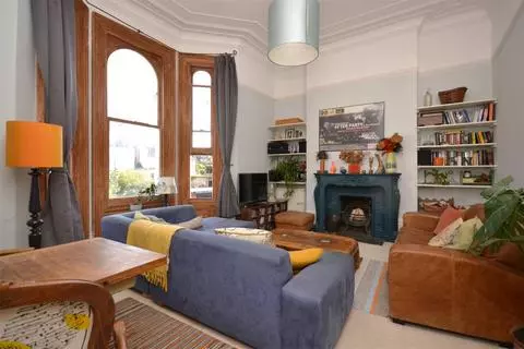 2 bedroom apartment to rent - View 2