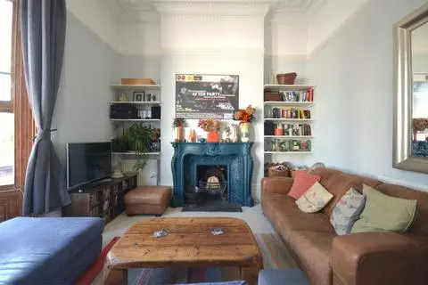 2 bedroom apartment to rent - View 3
