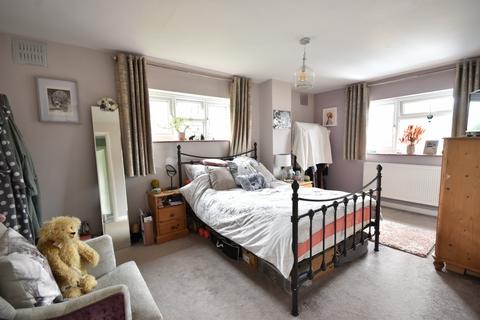 110 Upfield, Horley, RH6 7LF