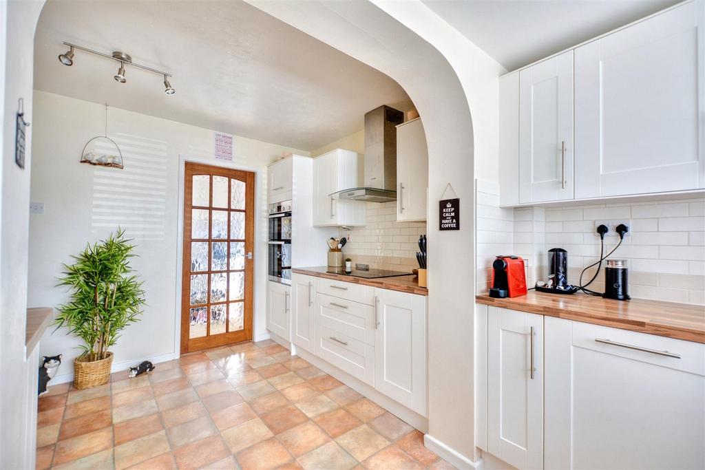 Kitchen 2.jpeg