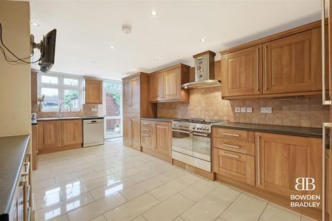 4 bedroom house for sale, Clayhall Avenue, Ilford, IG5
