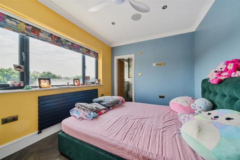 12 Highview Avenue, Edgware, HA8 9TZ