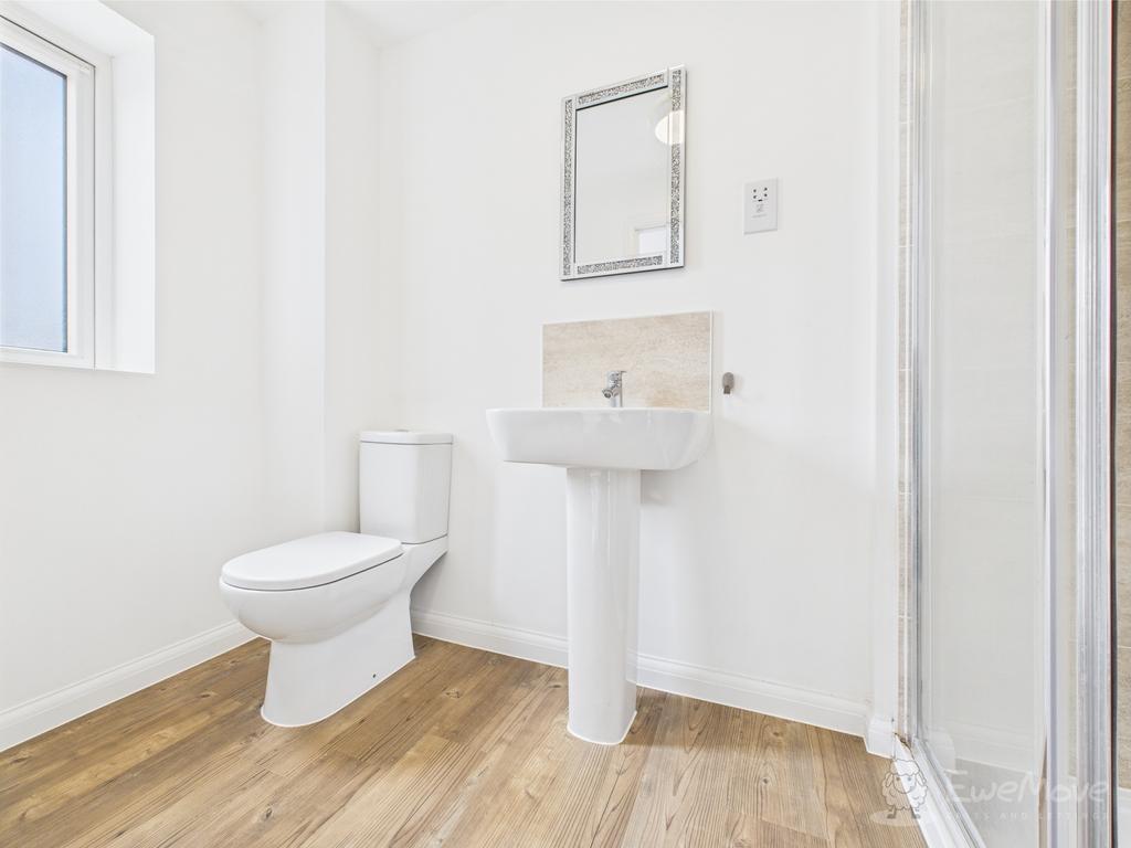 Ensuite to Second Floor