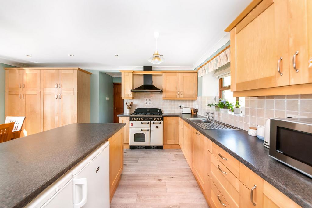 High nook dining kitchen