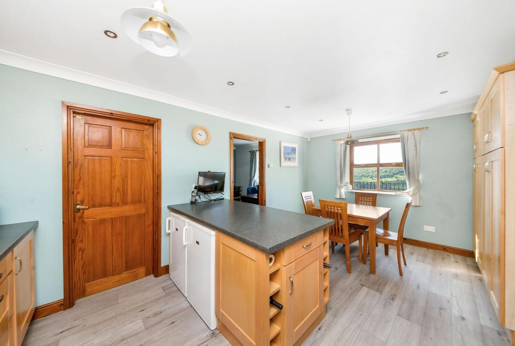 High nook dining kitchen