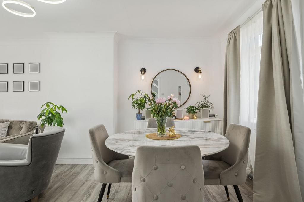 Lounge / Dining Area