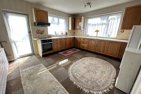 3 bedroom detached bungalow for sale, Bailihelig Road, Llanfaes, Brecon, LD3