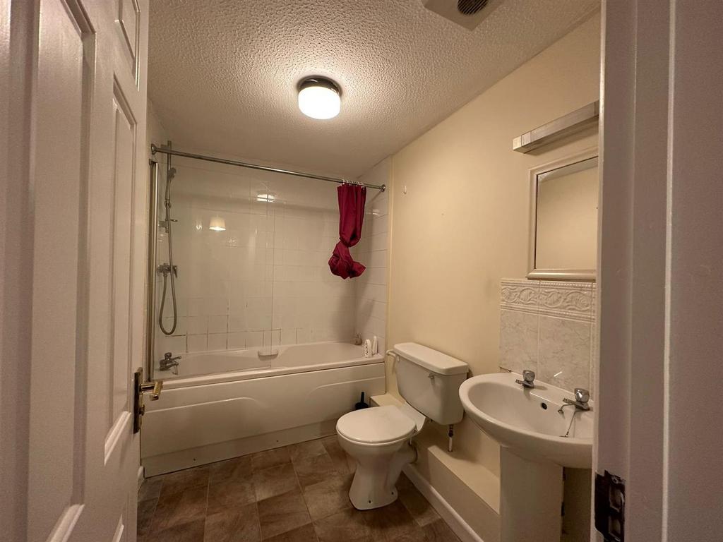 3 Anna Pav - Bathroom.jpg