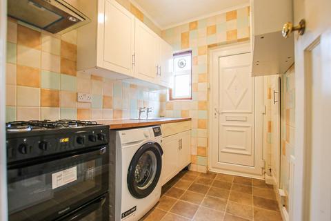 2 bedroom flat to rent, Manor Road, Wallington, SM6