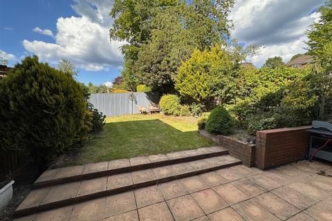 6 Hutton Close, Windlesham, GU20 6DN